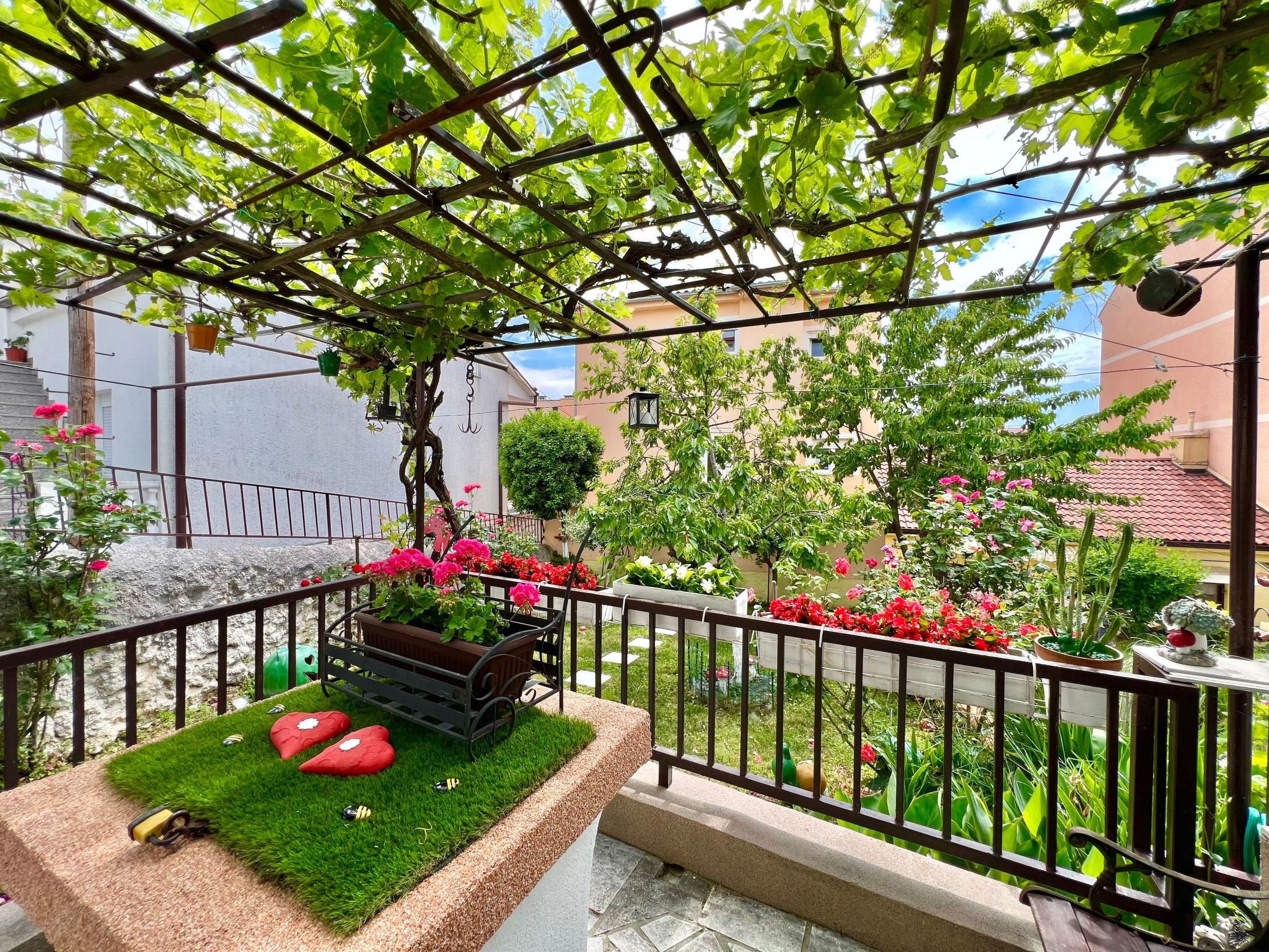 Photo of mit eigenem Garten und Grill