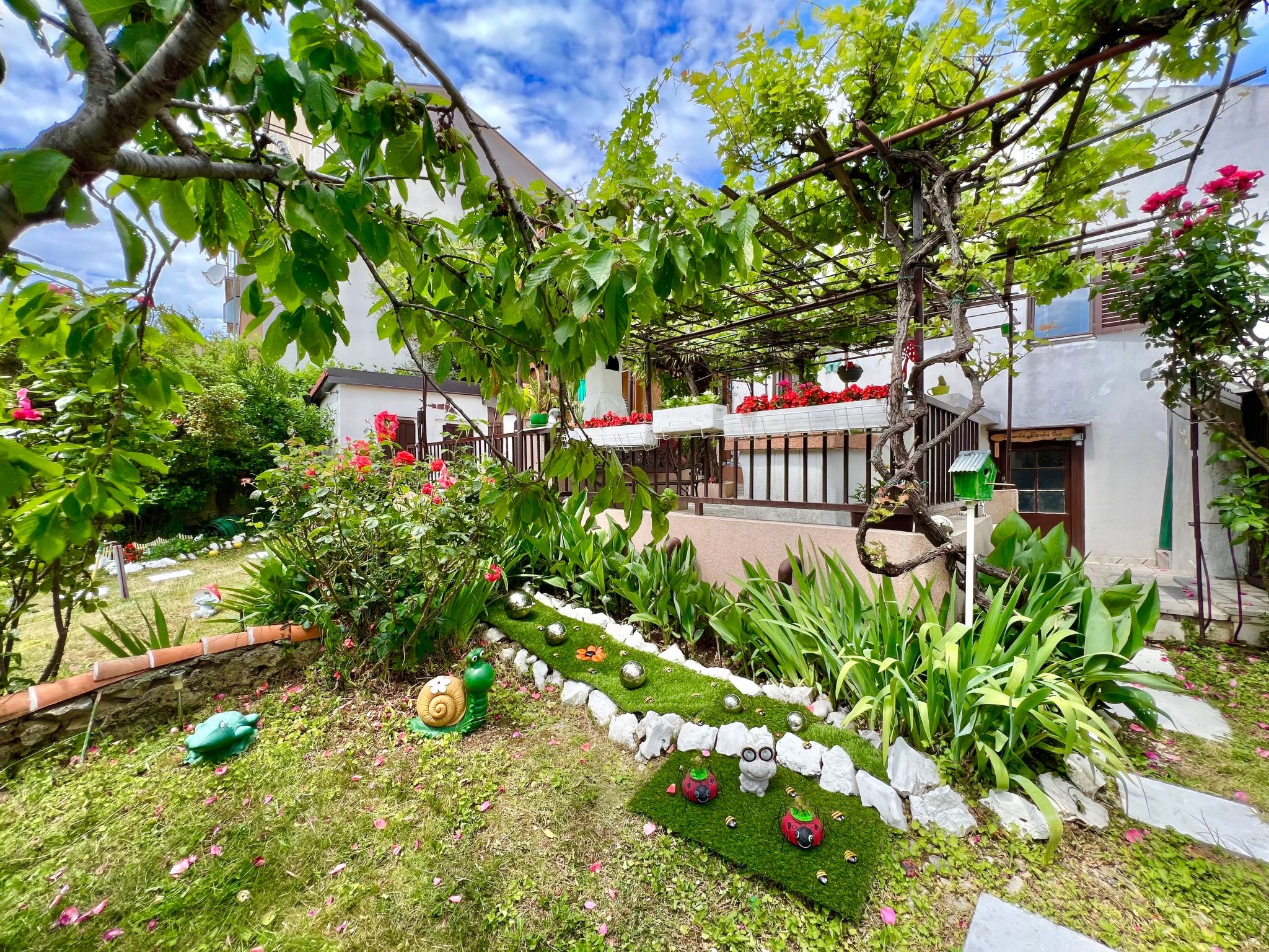 Photo of mit eigenem Garten und Grill