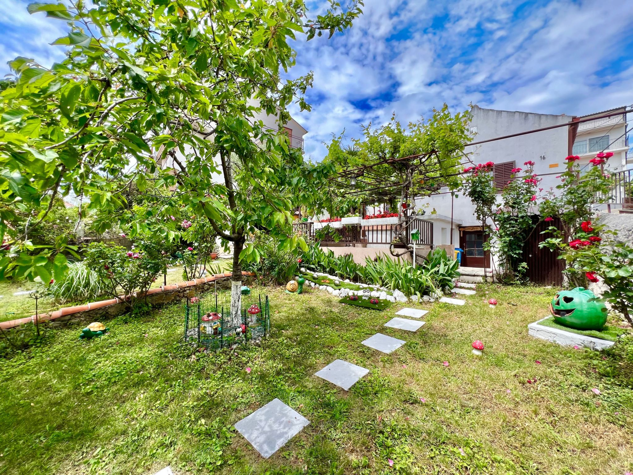 Photo of mit eigenem Garten und Grill