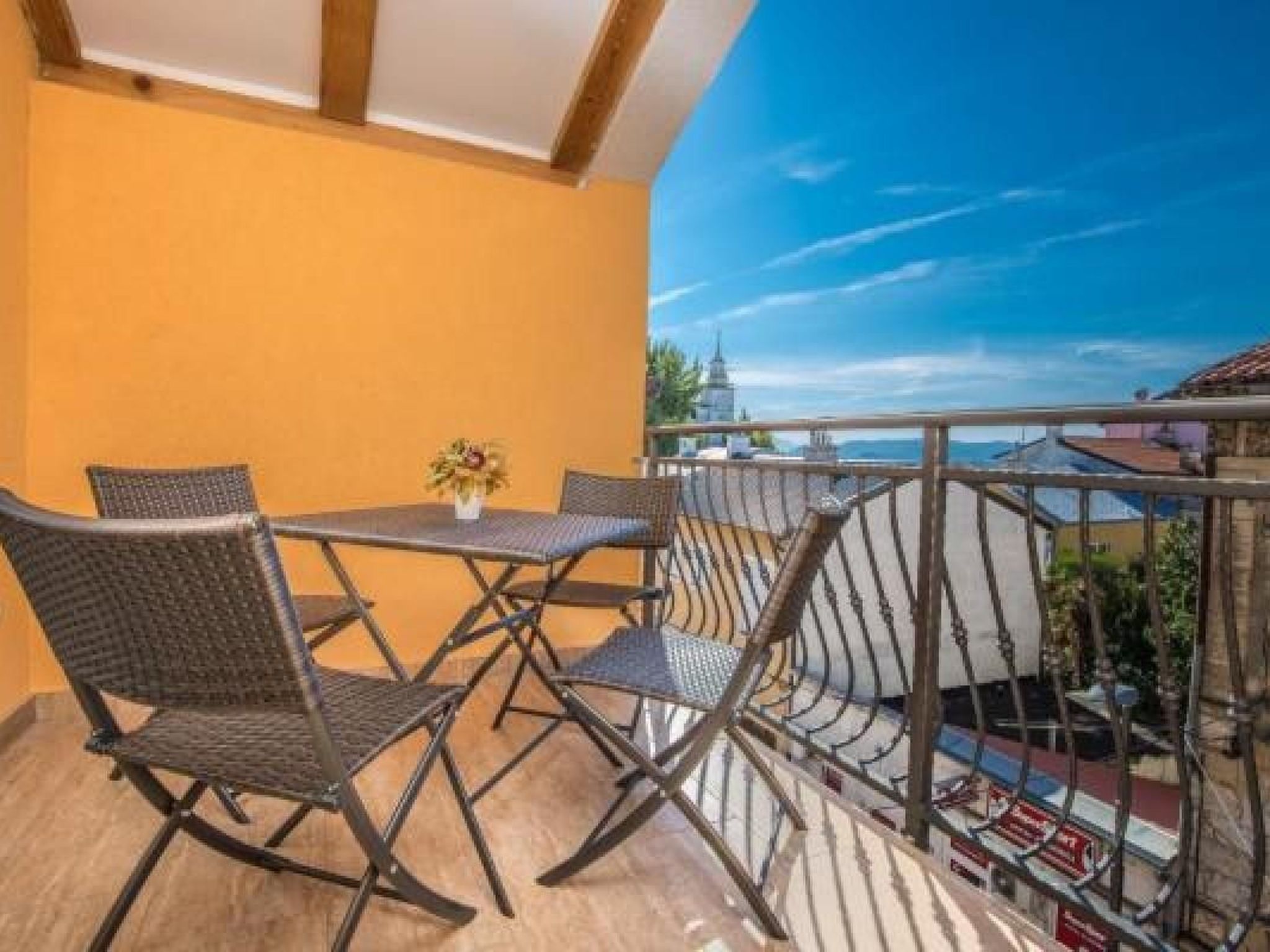 Appartement in Crikvenica mit Terrasse und Grill und Nah am Strand-Draußen