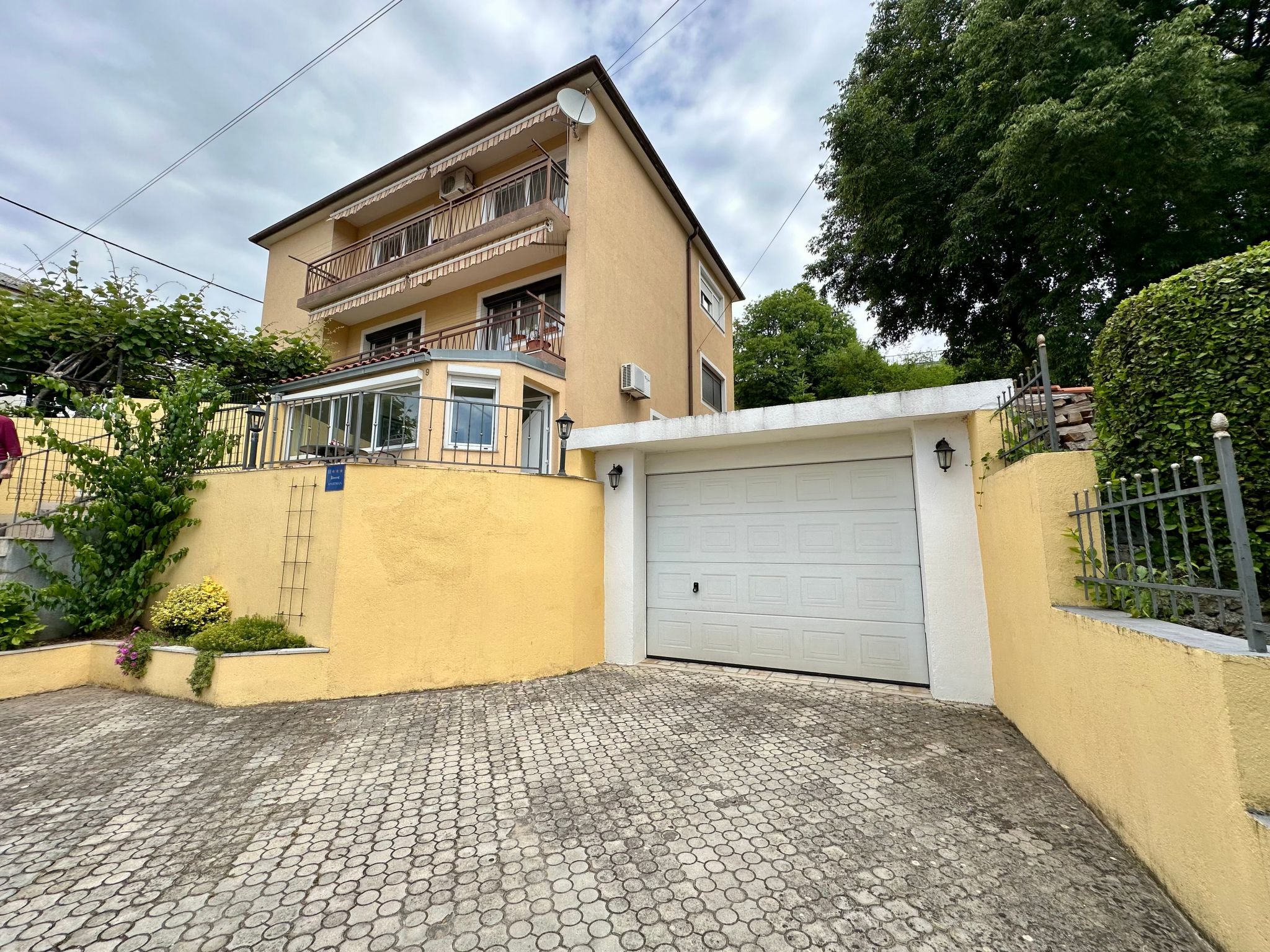 Apartment Car-Draußen