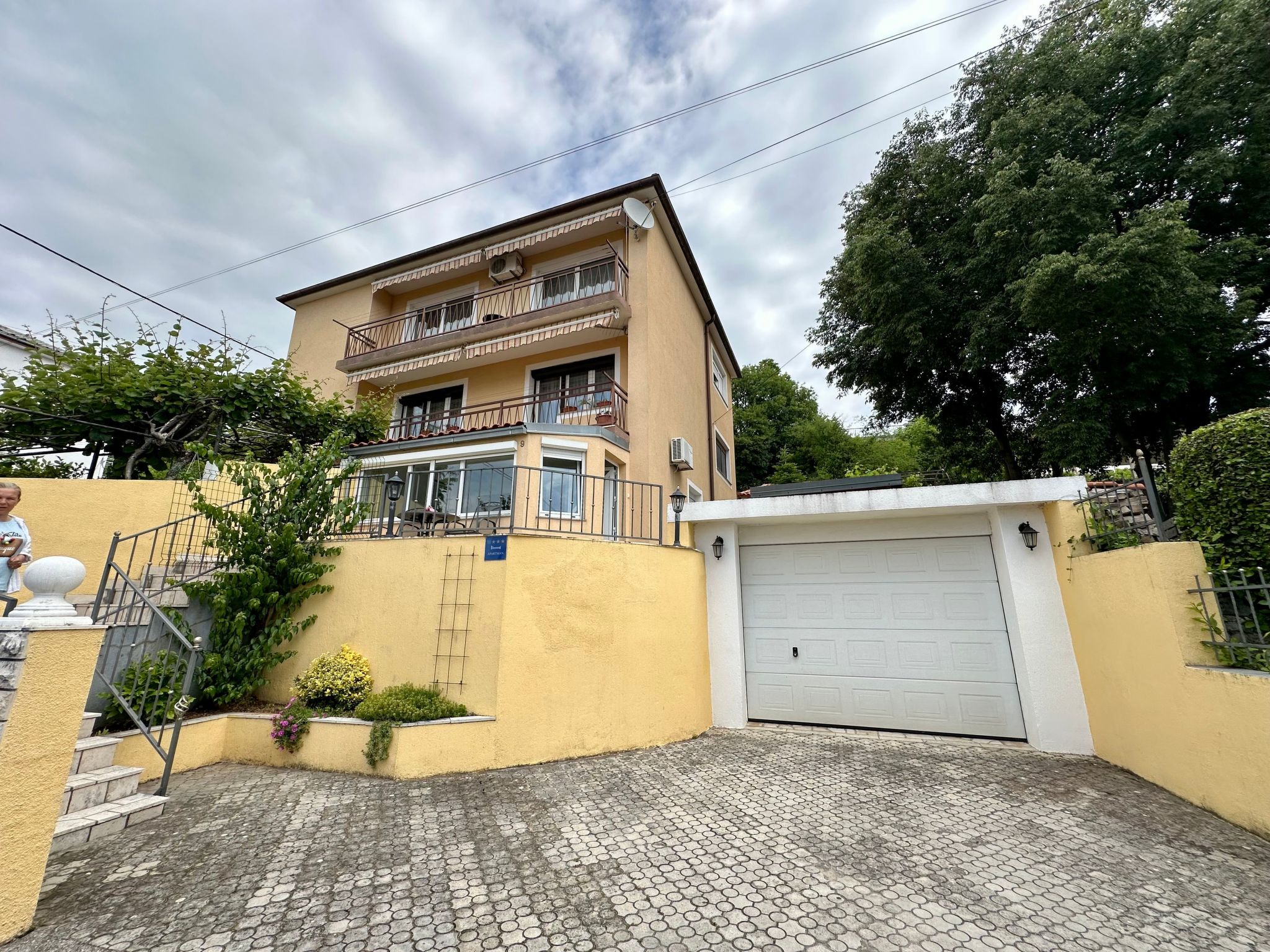 Apartment Car-Draußen