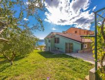 Appartement in Crikvenica mit Großem Garten