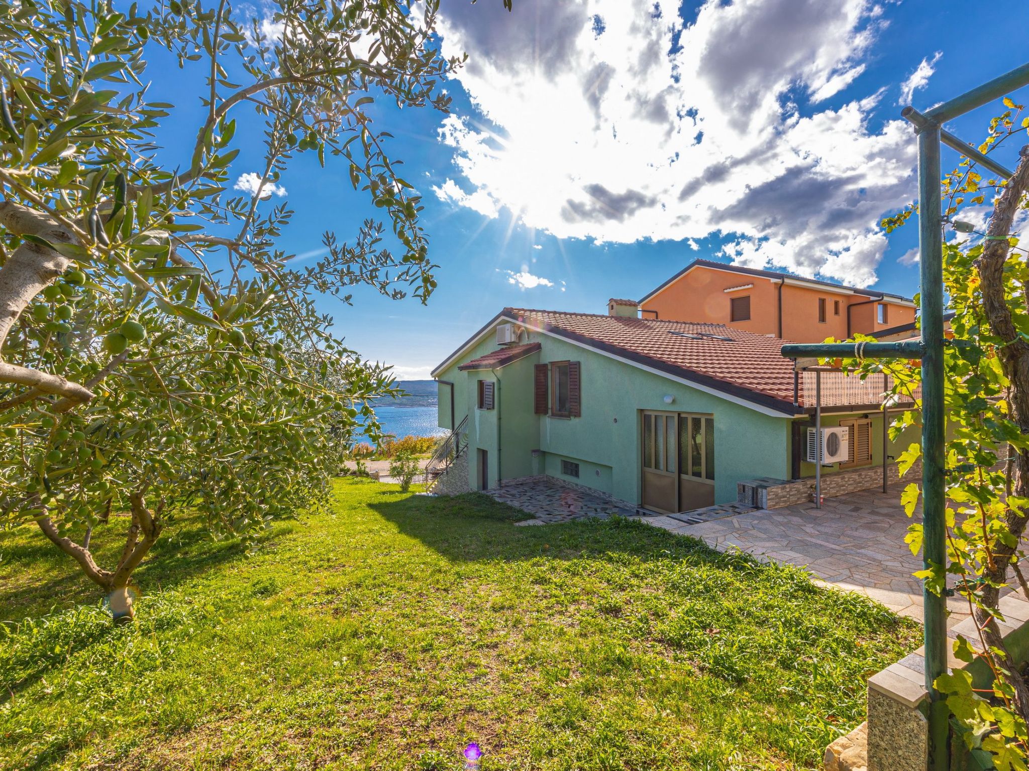 Appartement in Crikvenica mit Großem Garten