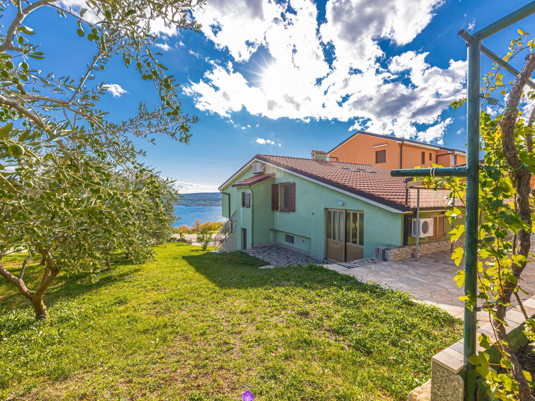 Appartement in Crikvenica mit Großem Garten