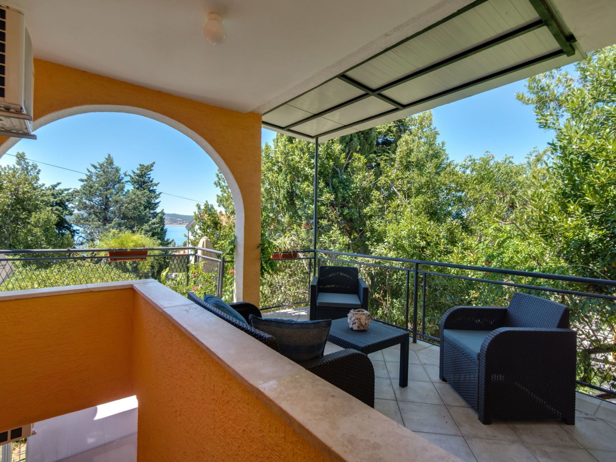 Ferienvilla "Goran" mit Blick auf das Wasser-Dedans