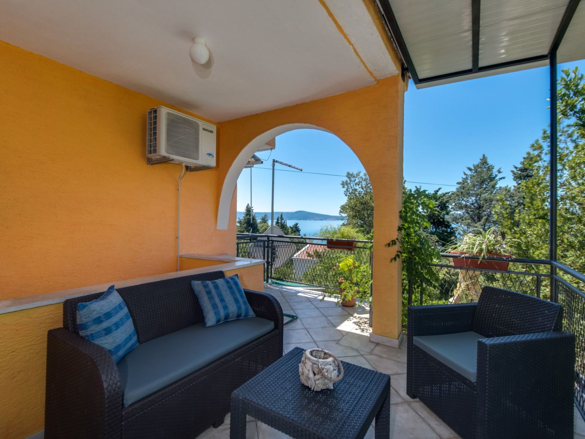 Ferienvilla "Goran" mit Blick auf das Wasser-Dedans