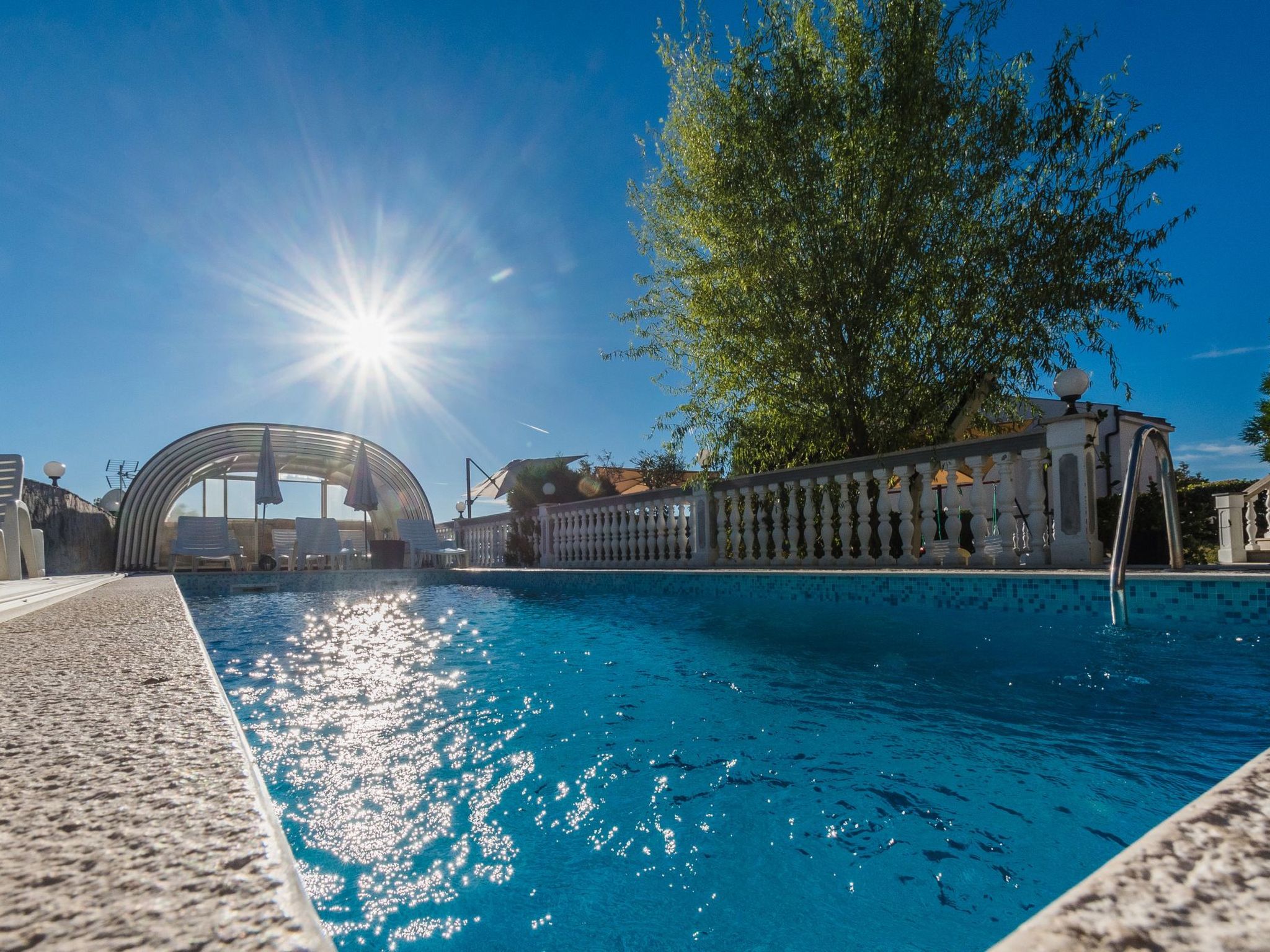 Wohnung mit Meerblick und Pool-Image-tags.info