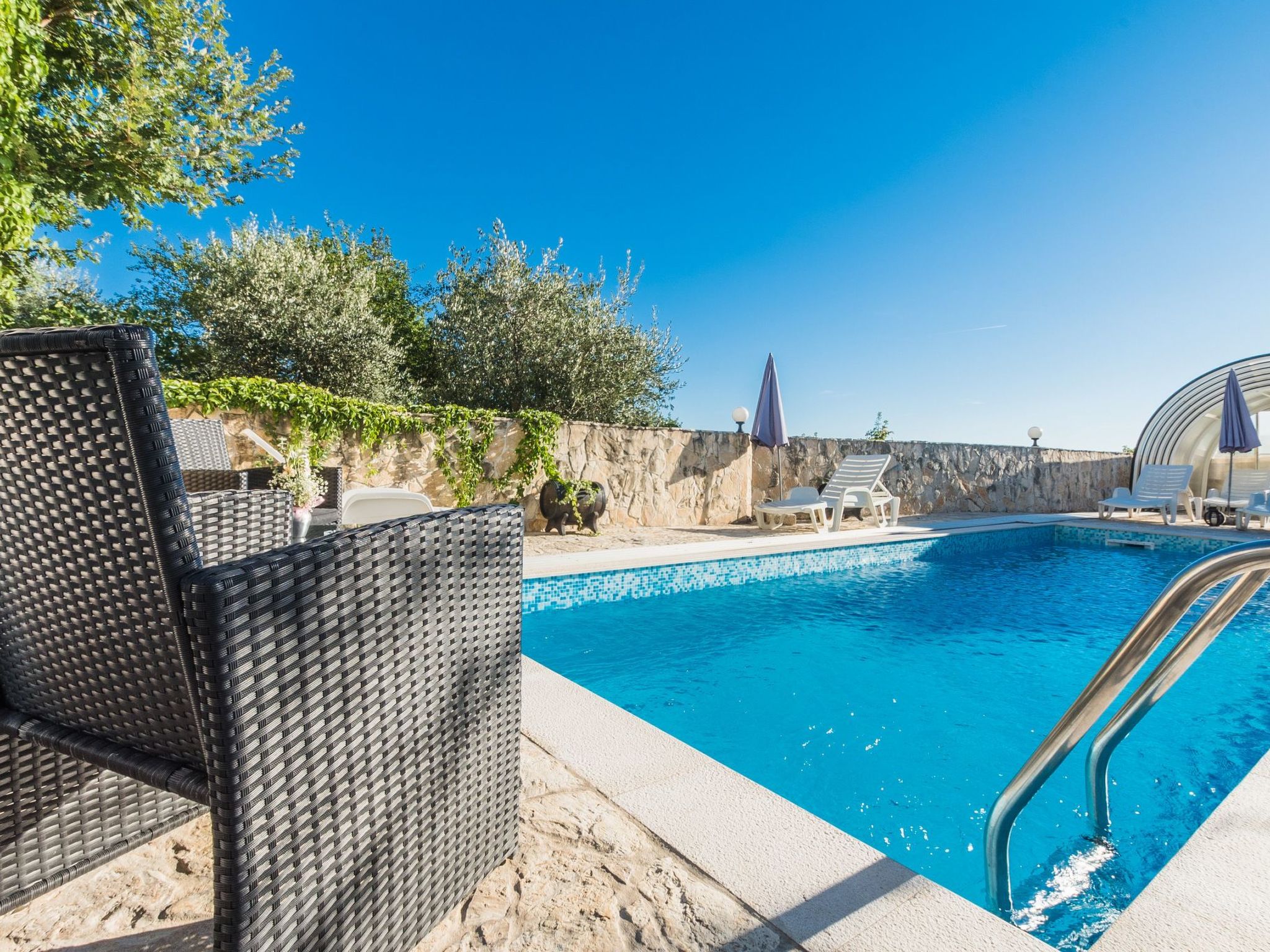 Wohnung mit großem Pool und Meerblick