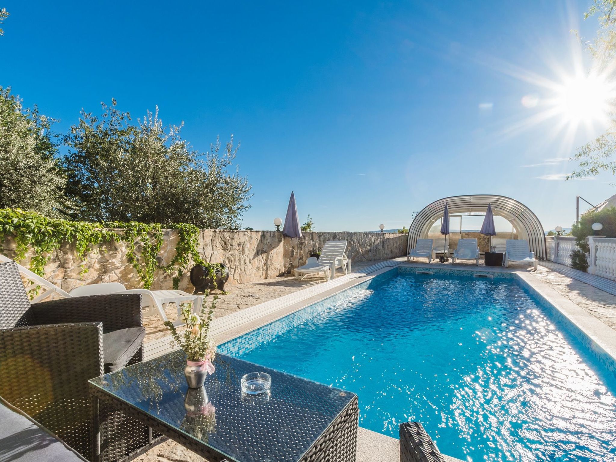Wohnung mit großem Pool und Meerblick