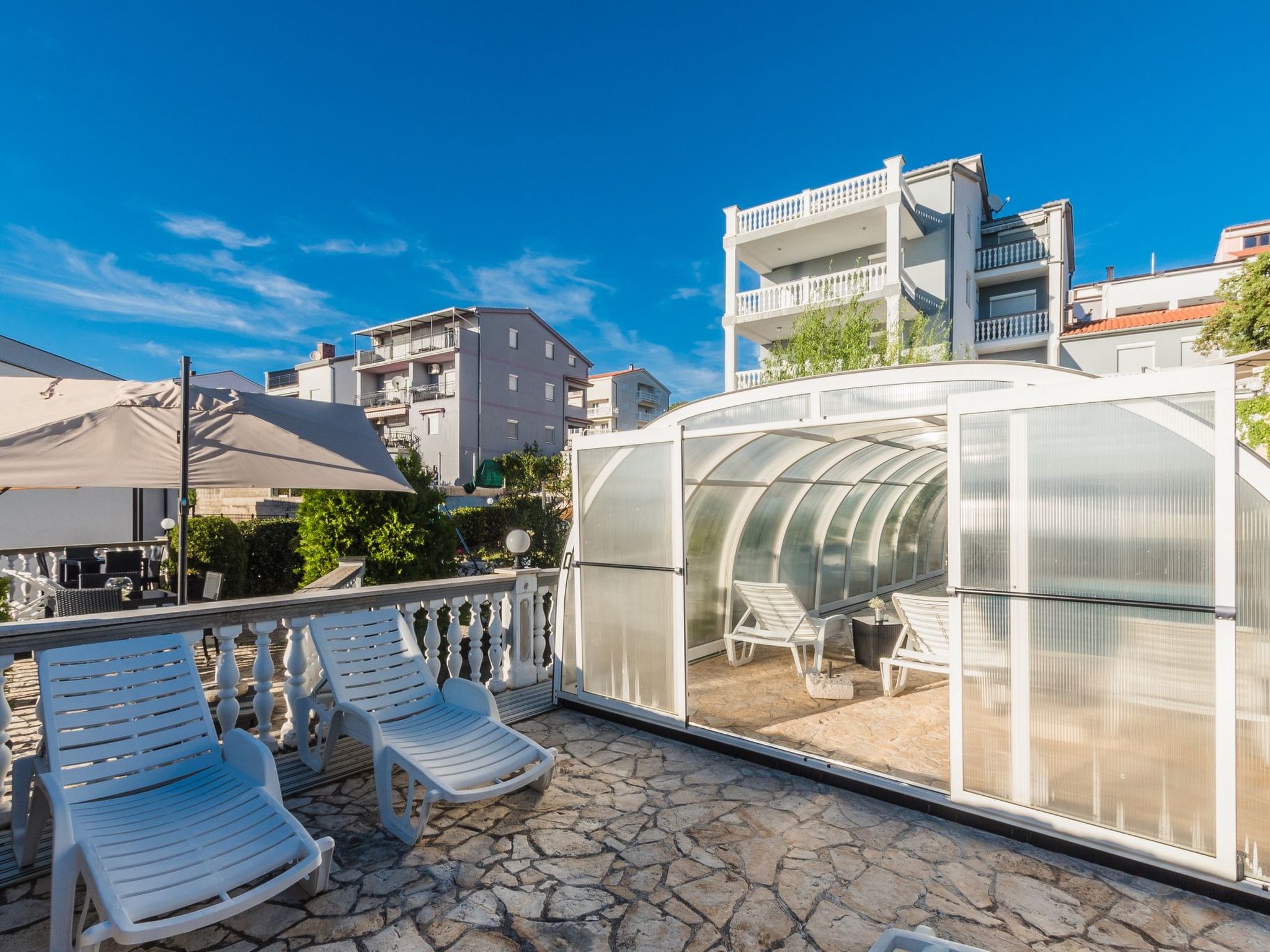 Wohnung mit großem Pool und Meerblick-Image-tags.info