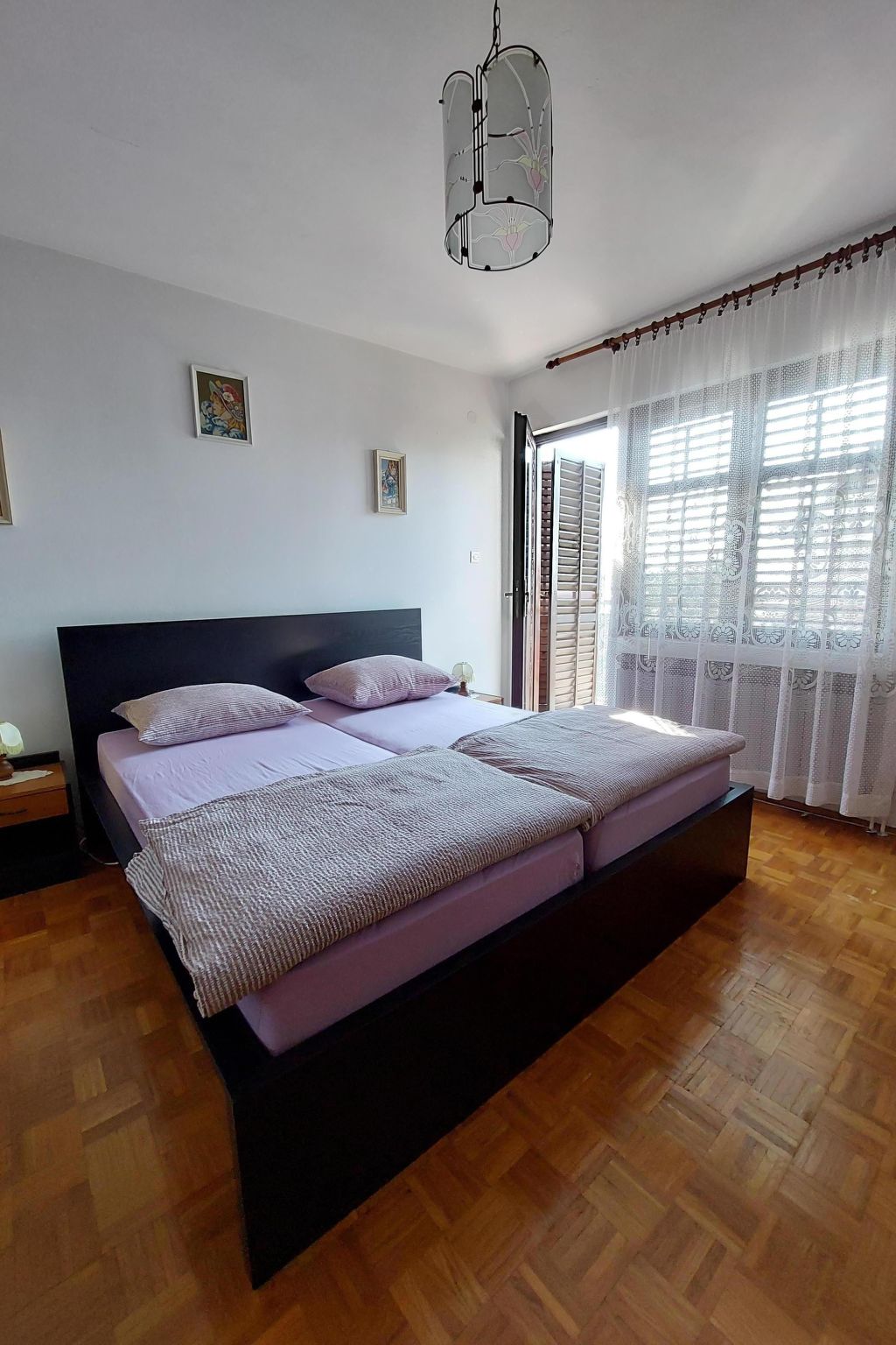 "Belle-Vue" mit Terrasse-Drinnen