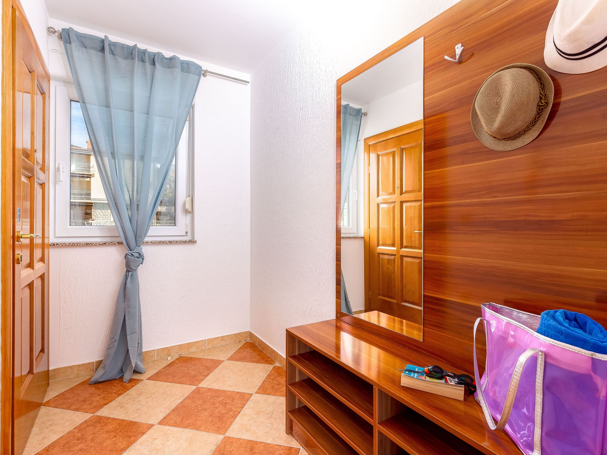 Wohnung mit Balkon und Meerblick-Inside