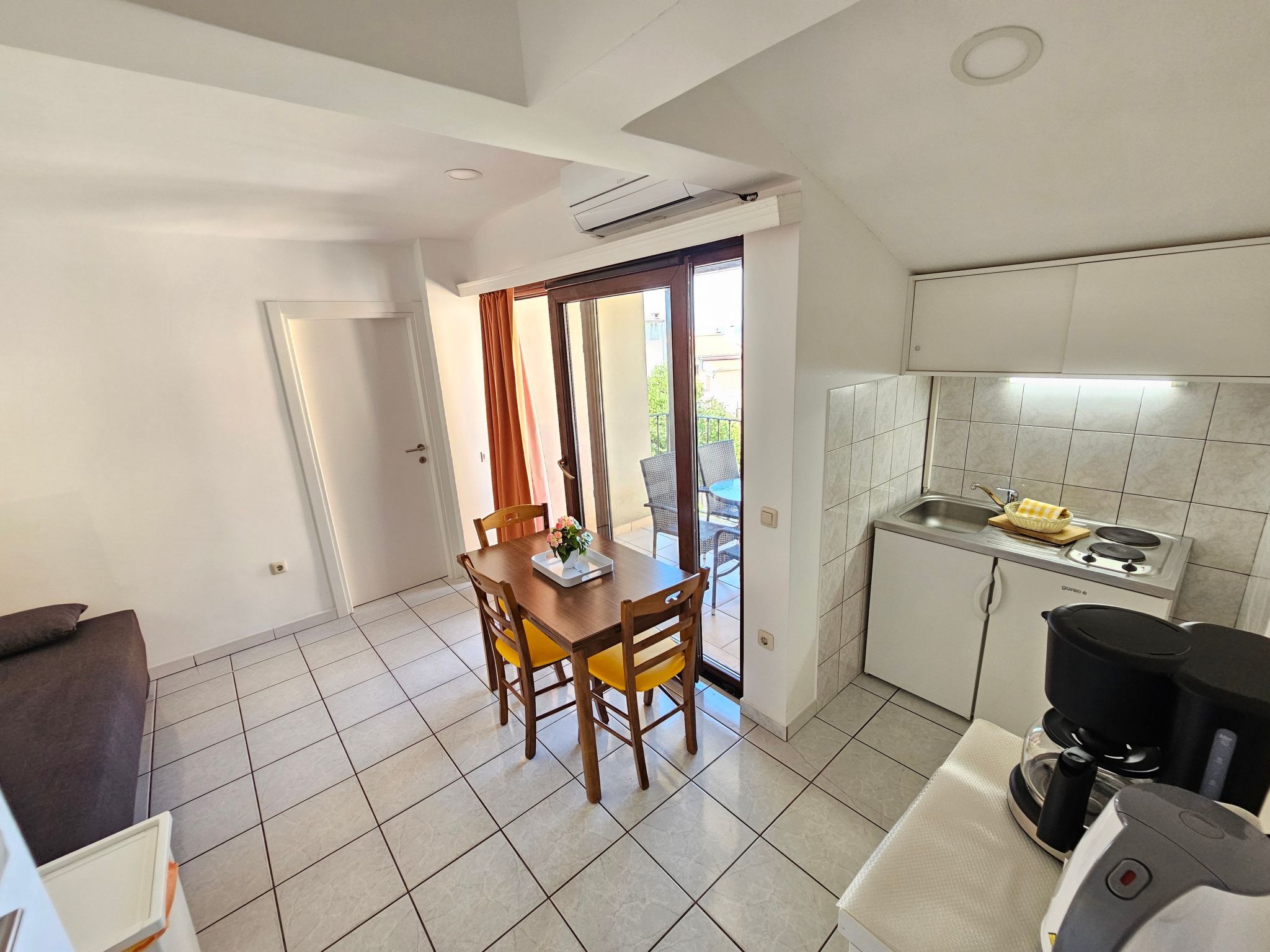 Wohnung mit Balkon, AC, Privatparkplatz-Binnen