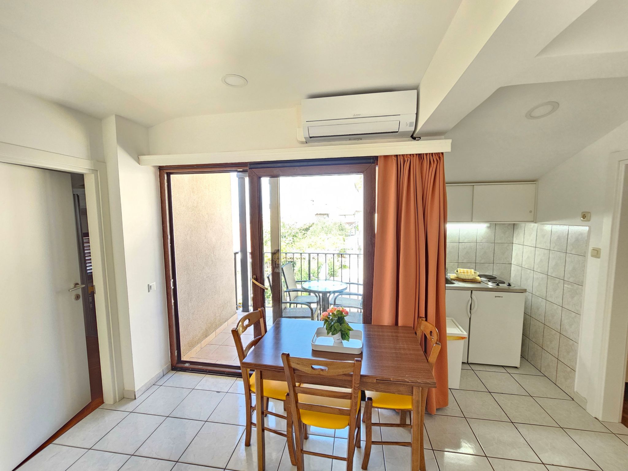 Wohnung mit Balkon, AC, Privatparkplatz-Binnen