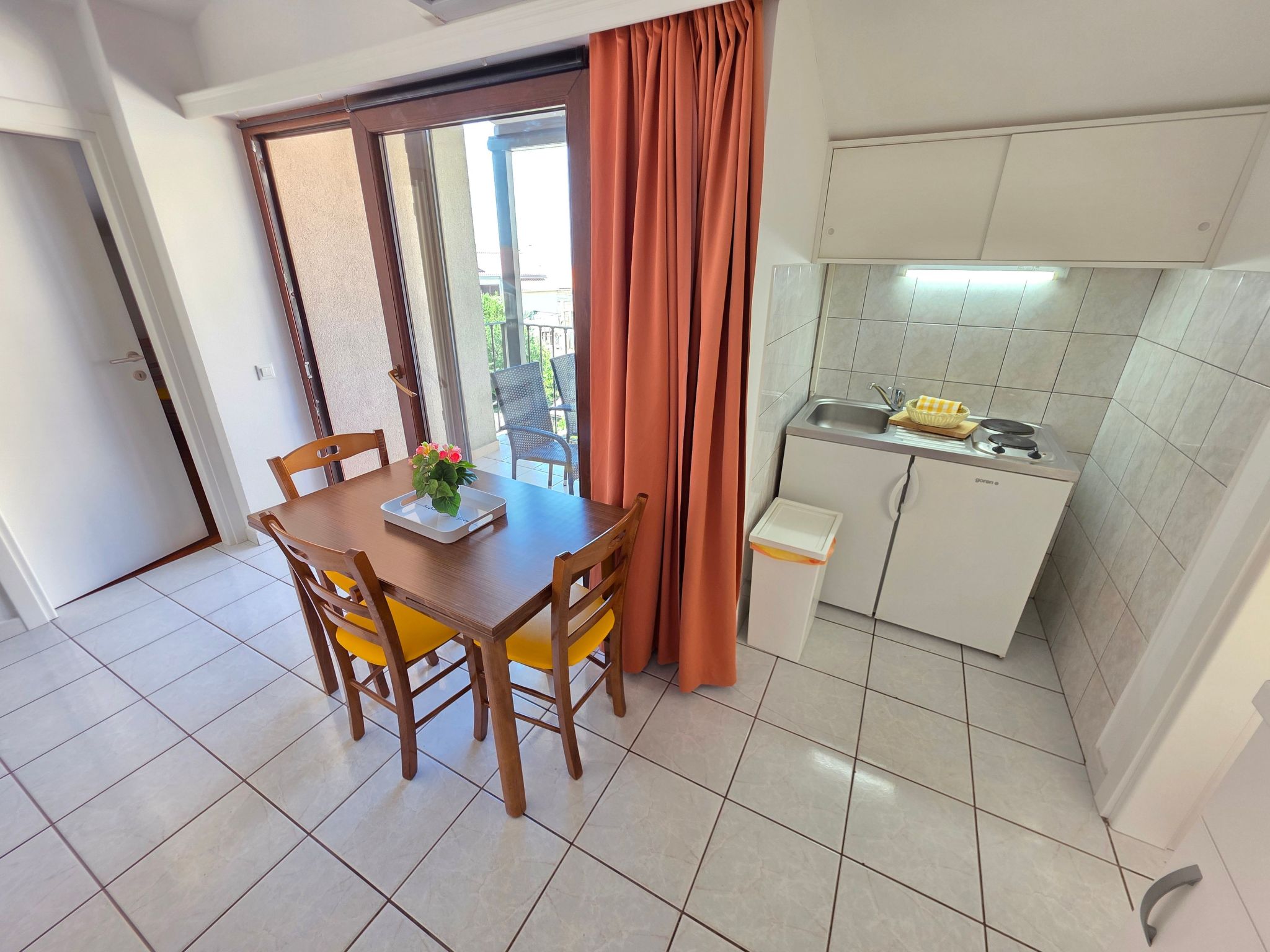 Wohnung mit Balkon, AC, Privatparkplatz-Binnen