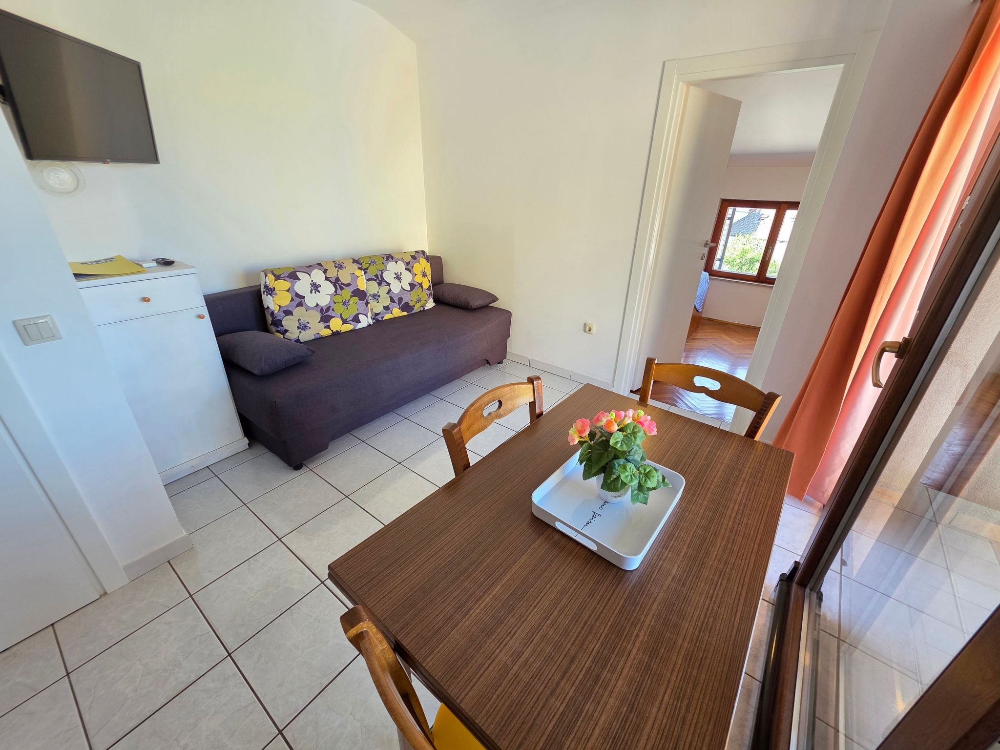 Wohnung mit Balkon, AC, Privatparkplatz-Binnen