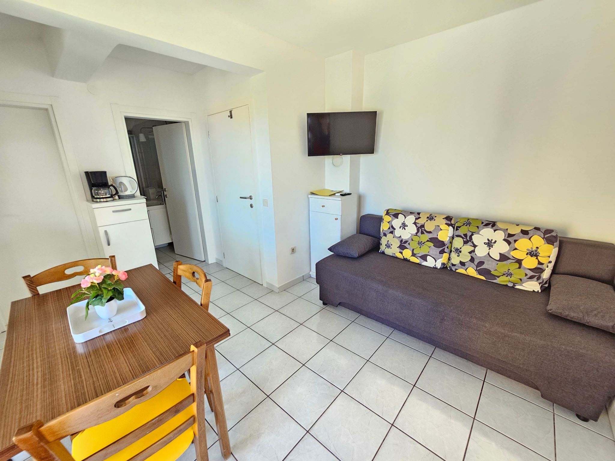 Wohnung mit Balkon, AC, Privatparkplatz-Binnen