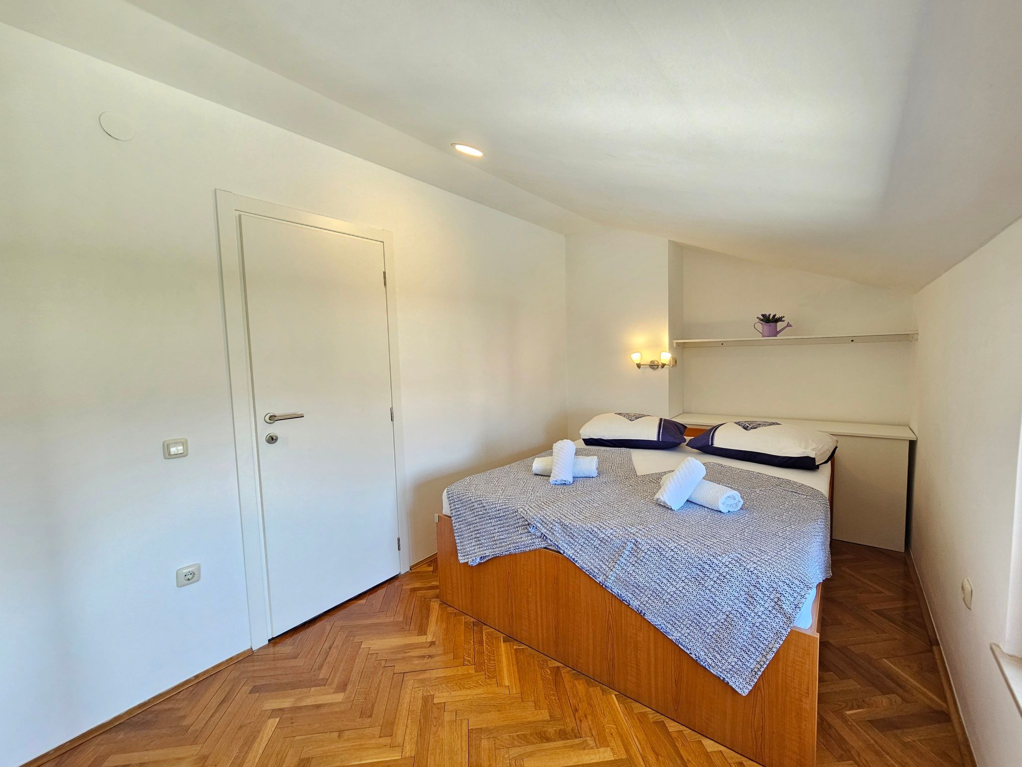 Wohnung mit Balkon, AC, Privatparkplatz-Binnen