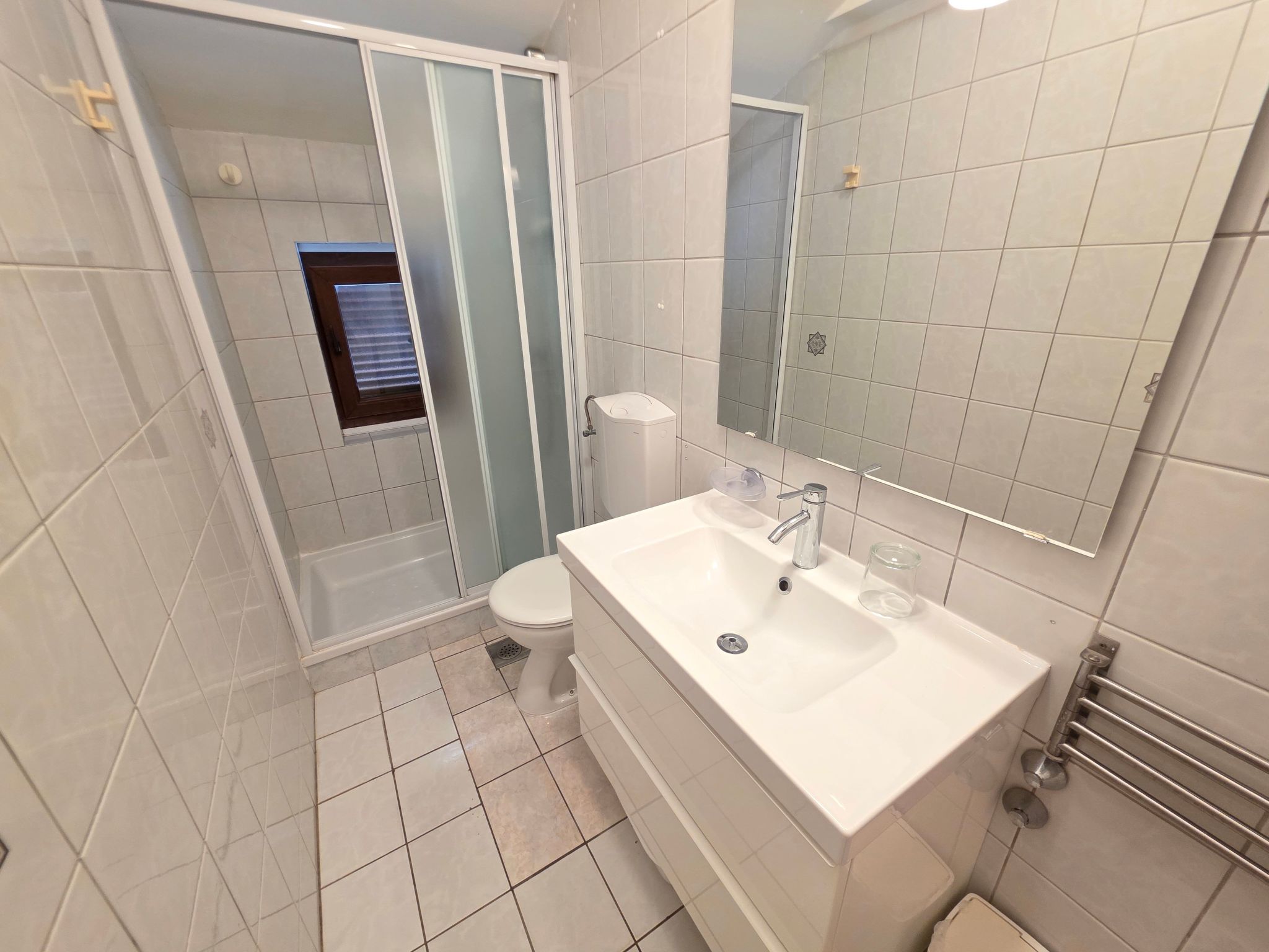 Wohnung mit Balkon, AC, Privatparkplatz-Binnen