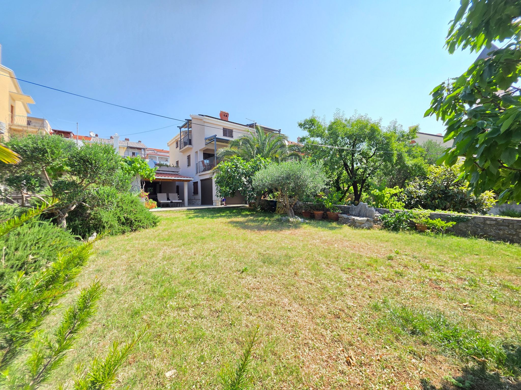 Wohnung mit Balkon, AC, Privatparkplatz-Binnen