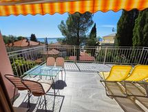 Vrijstaand vakantiehuis met terras op 150 meter van zee in Crikvenica - thumbnail 1