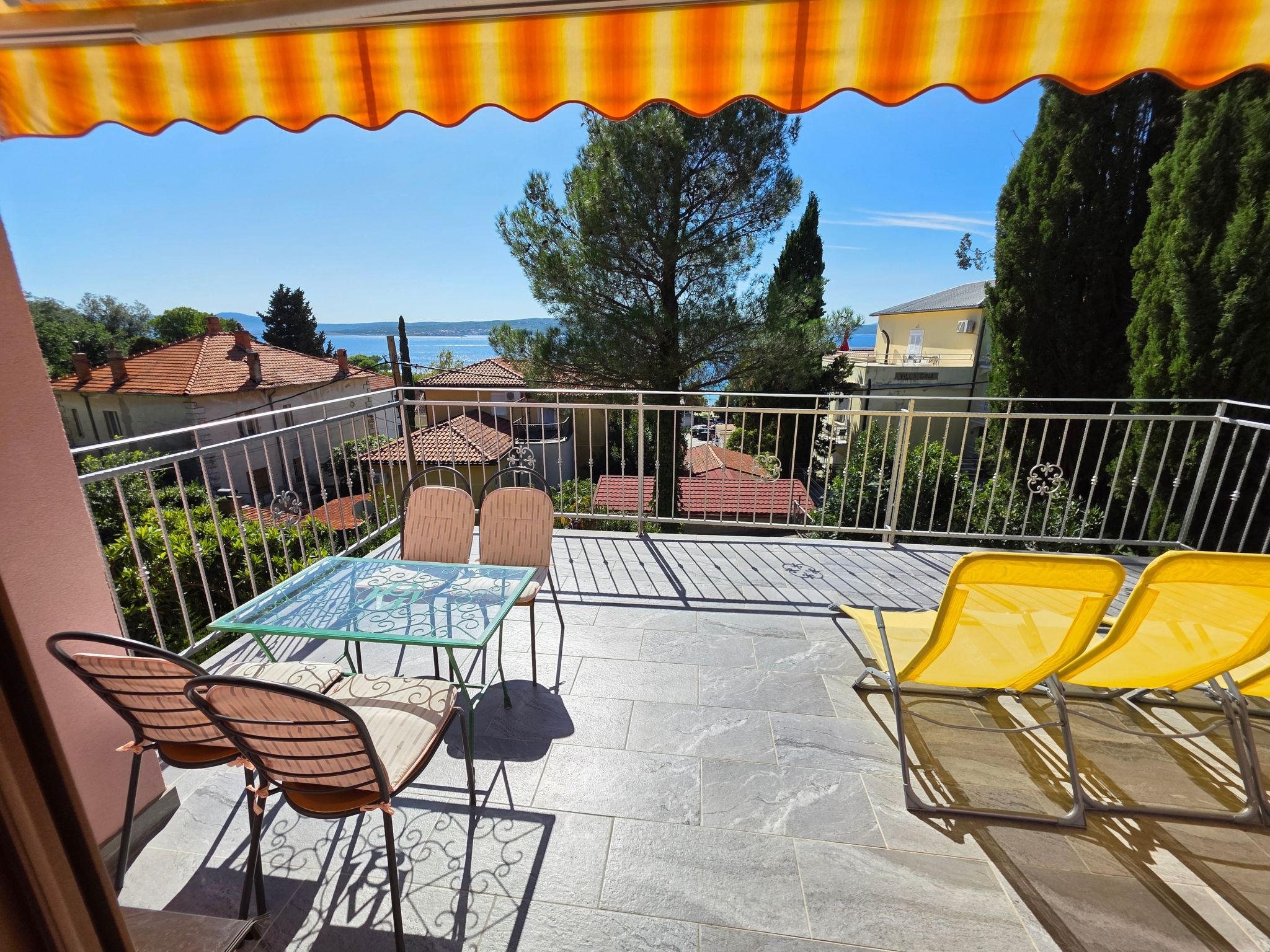 Wohnung mit Terrasse, 150 m vom Sandstrand entfernt Apartment in Cirkvenica Riviera