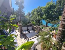 Vrijstaand vakantiehuis op slechts 10 meter van zee in Crikvenica - thumbnail 1