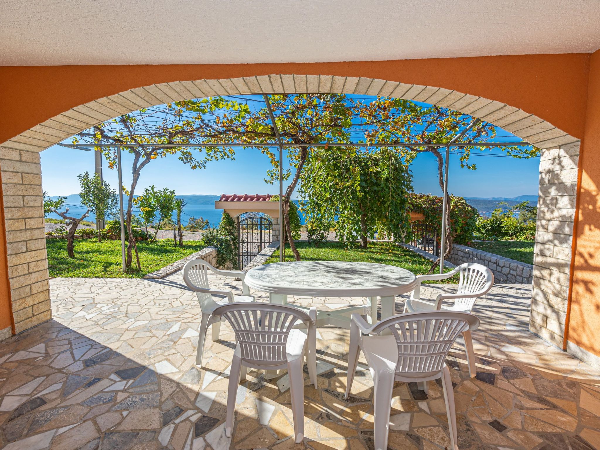 Appartement in Crikvenica mit Großem Garten