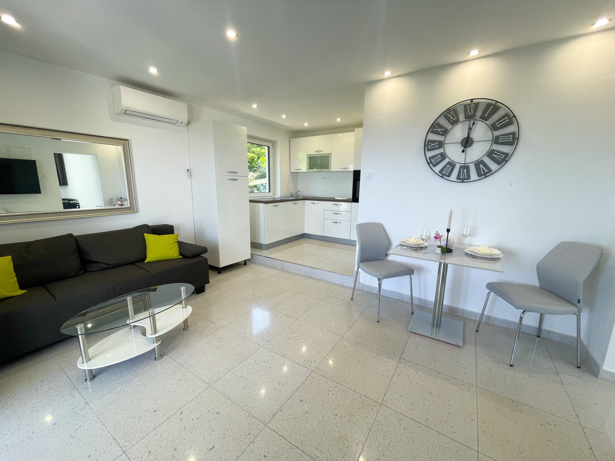 In Crikvenica mit Grill, Terrasse und Garten-Inside