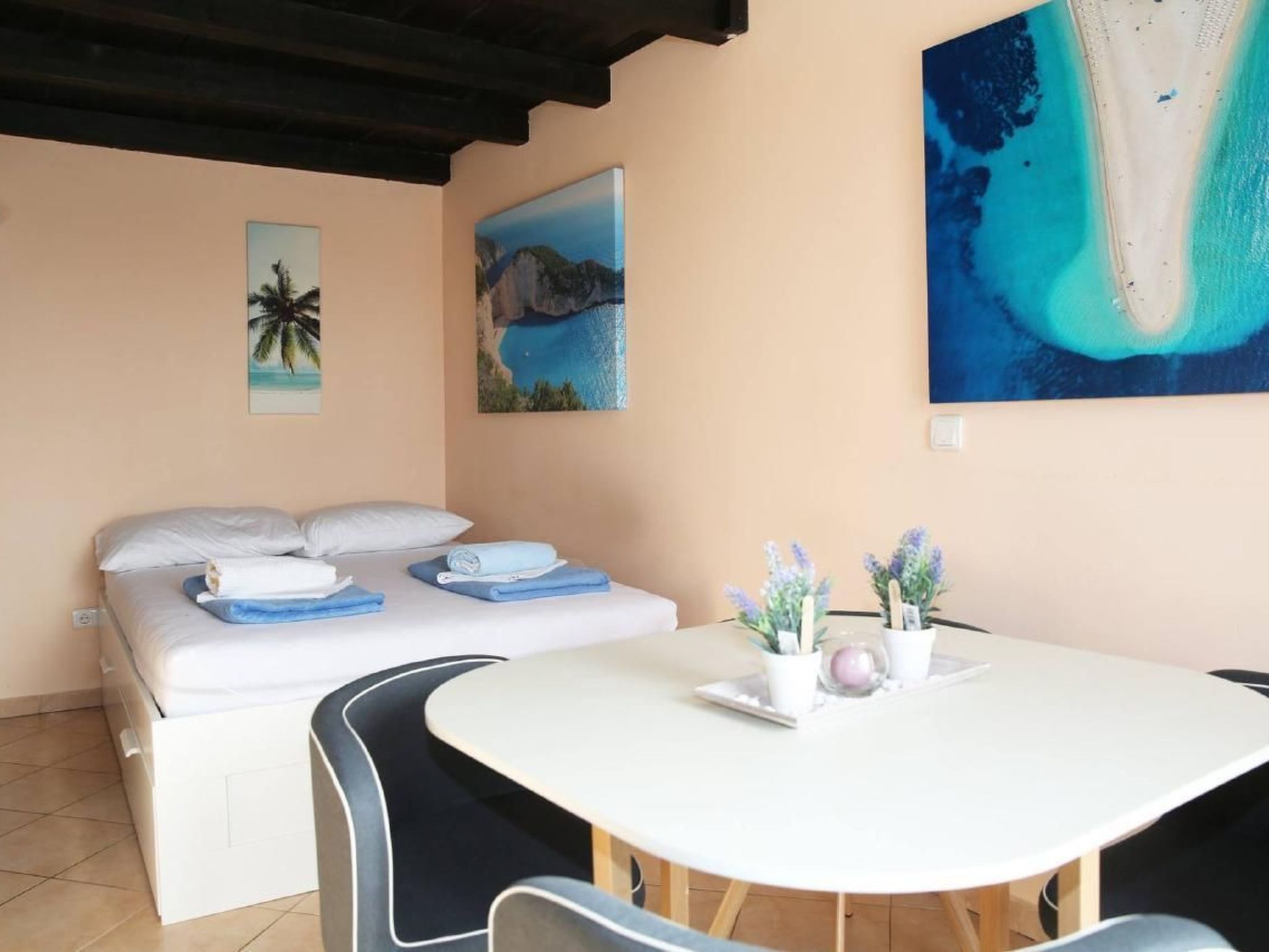 Studio-Appartement mit Blick auf das Wasser-Drinnen