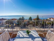 Appartement in Crikvenica mit Meerblick, Nähe Sandstrand