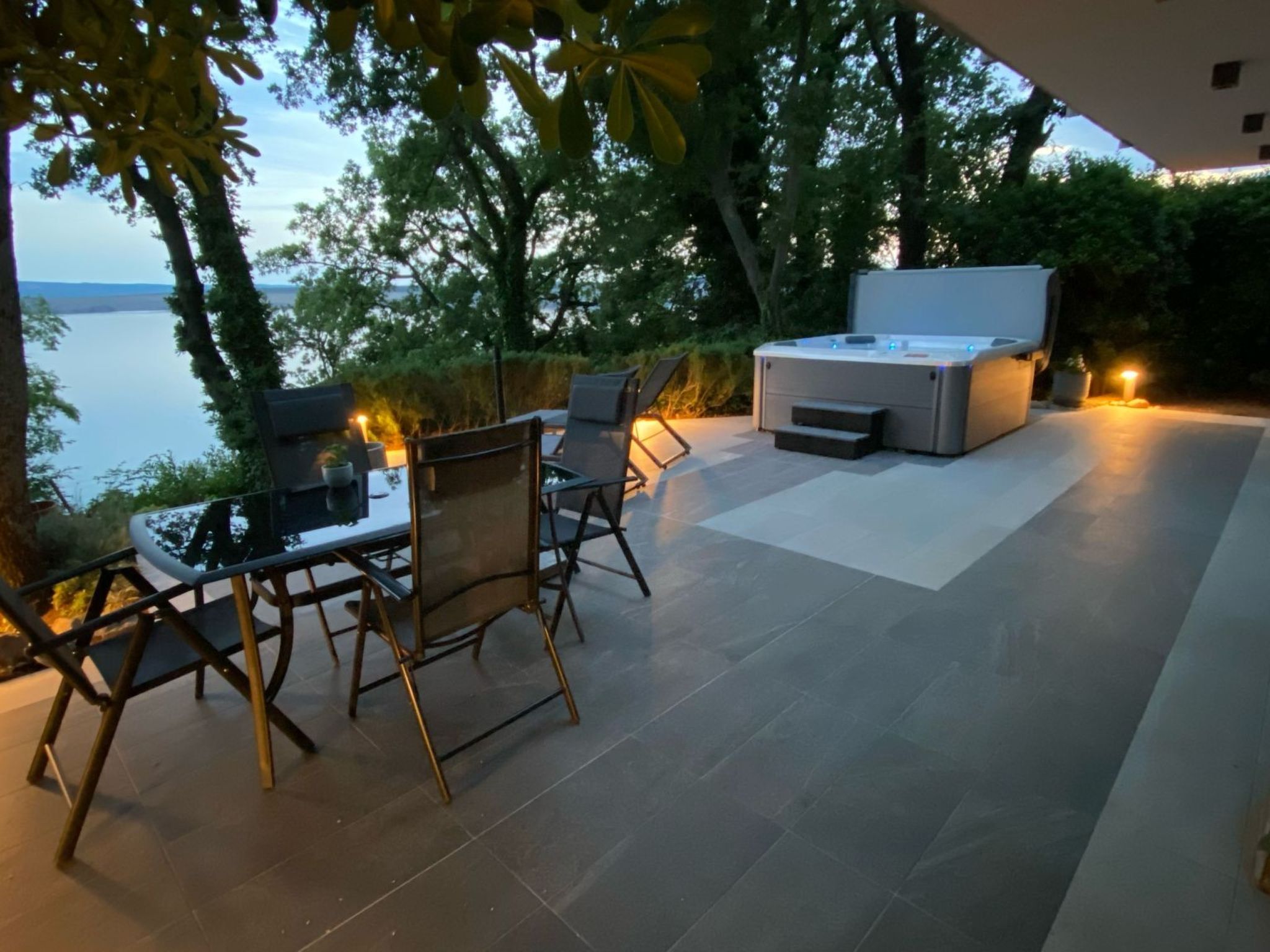 Ferienvilla mit Whirlpool-Draußen