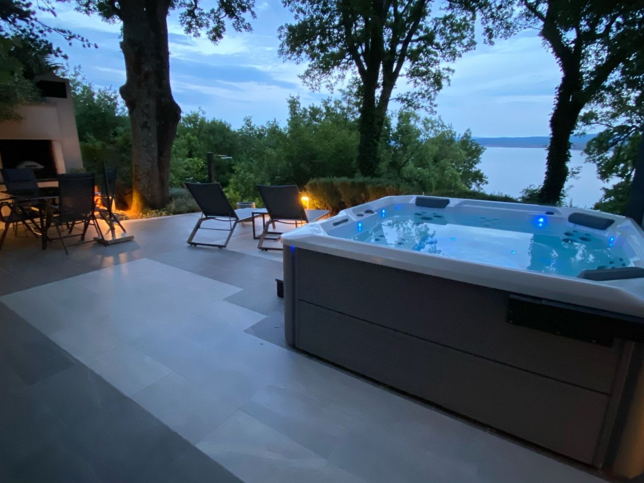 Ferienvilla mit Whirlpool-Draußen