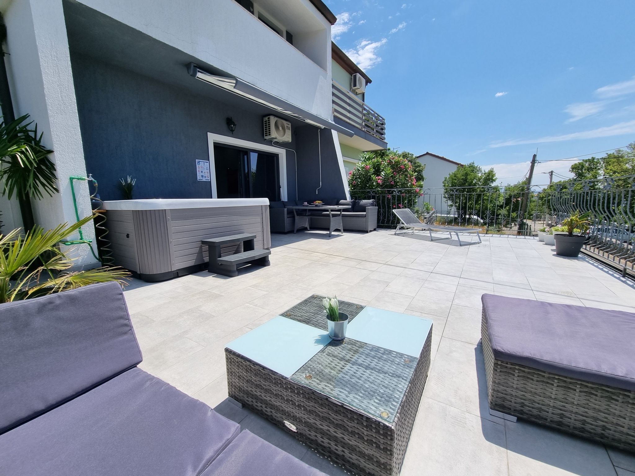 Mit privatem Pool und Sauna-Inside