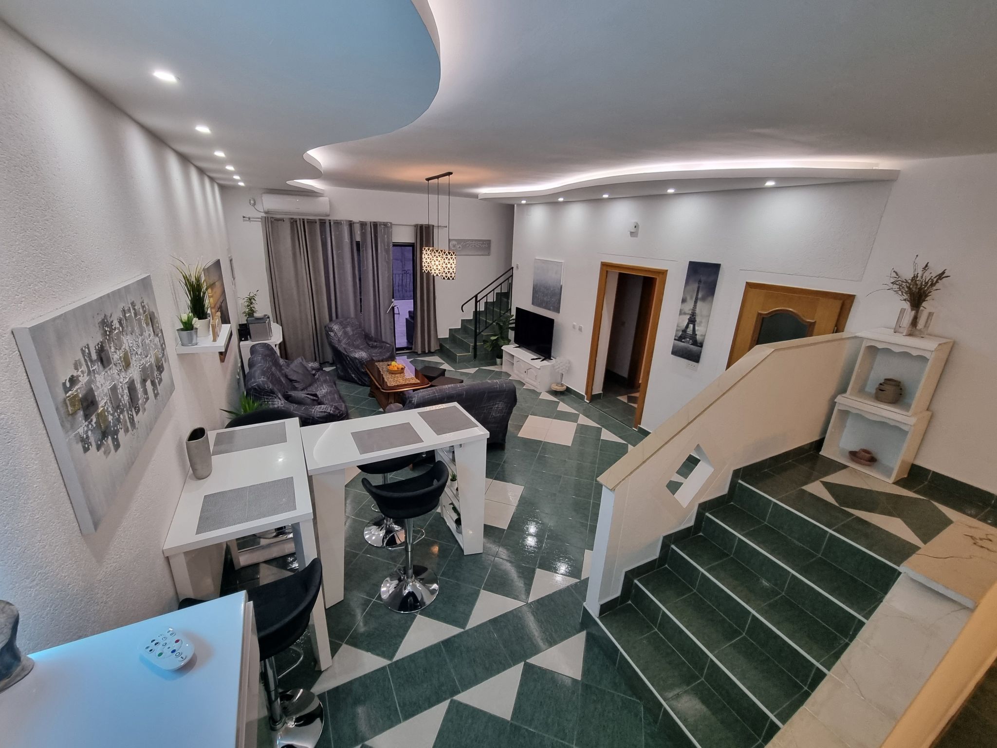 Mit privatem Pool und Sauna-Inside