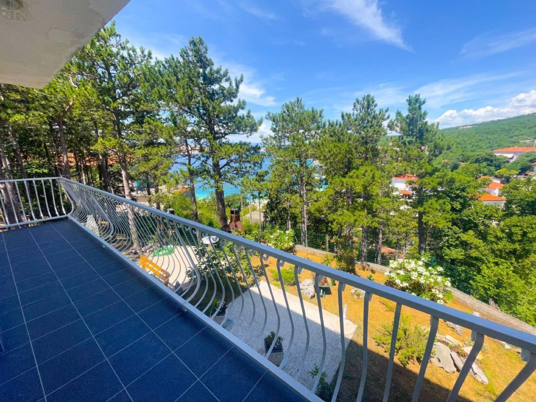 In Jadranovo mit Terrasse, Garten und Grill-Outside