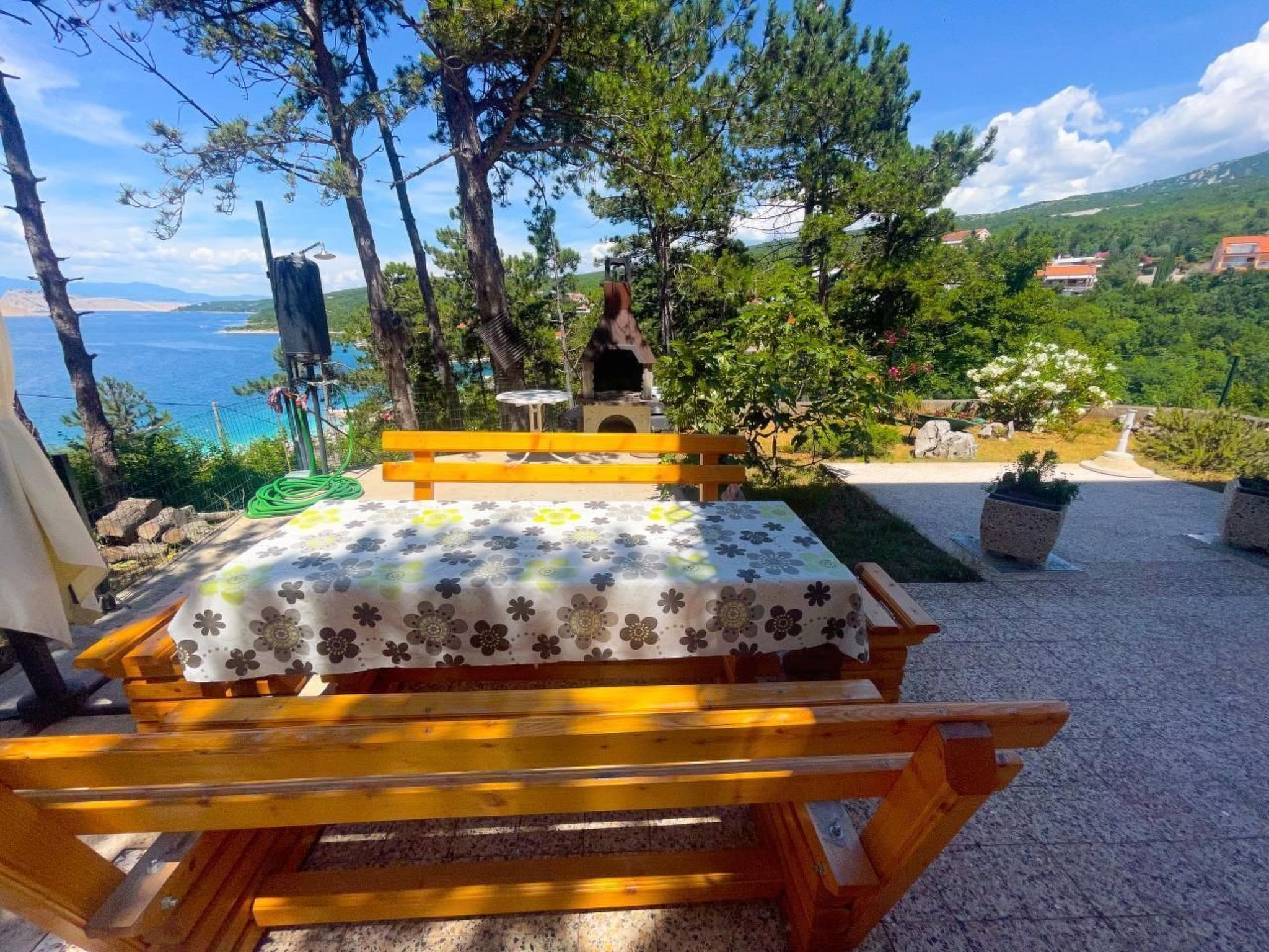 In Jadranovo mit Terrasse, Garten und Grill-Outside