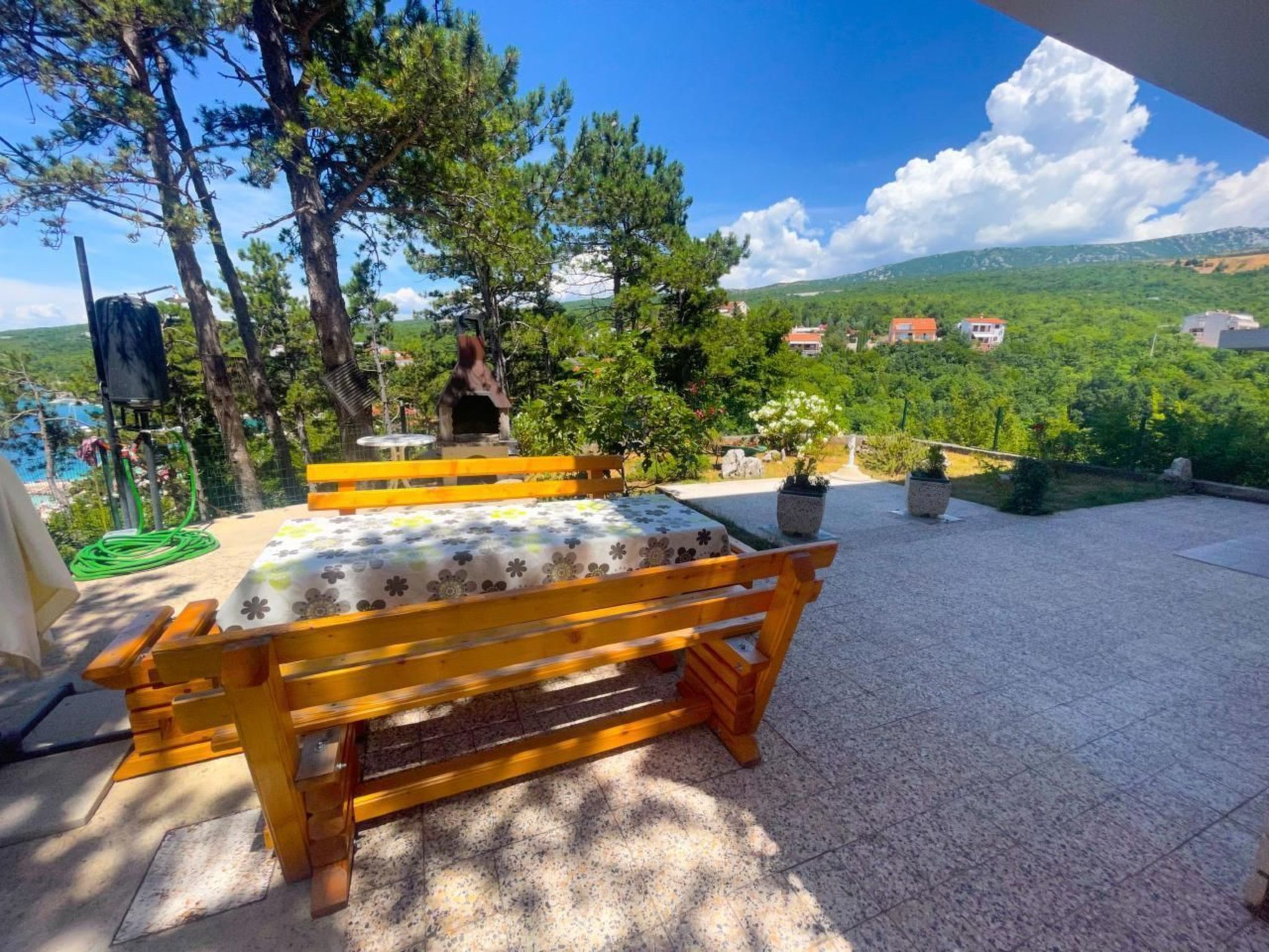 In Jadranovo mit Terrasse, Garten und Grill-Outside