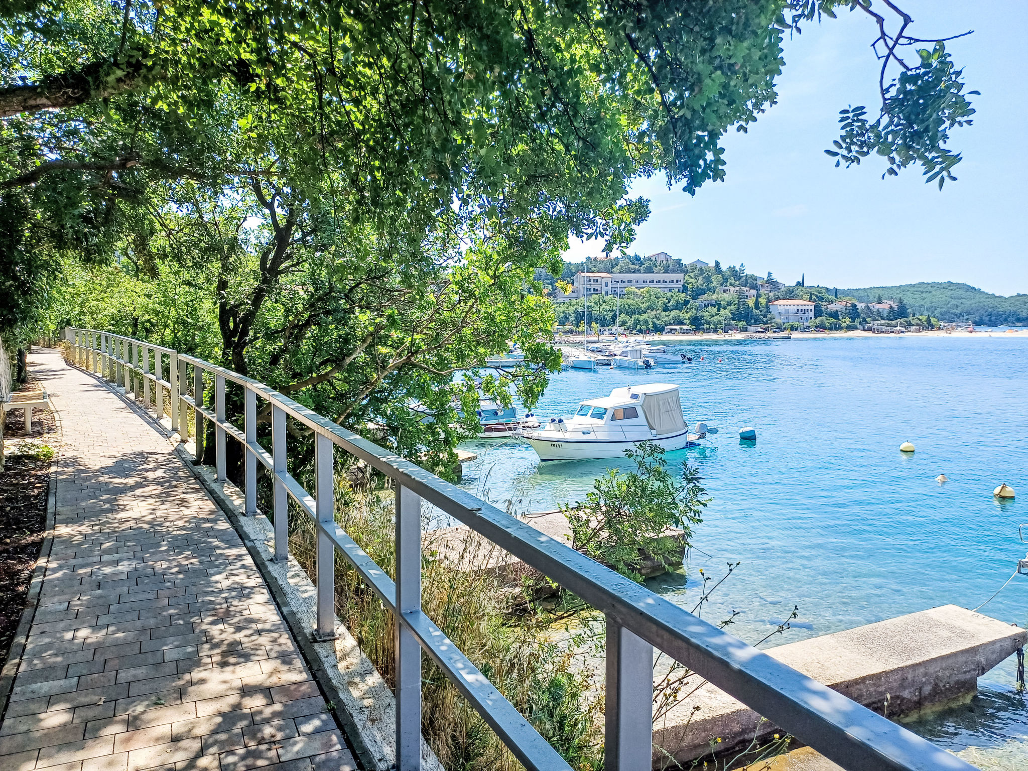 Wohnung in Jadranovo und Meerblick-Omgeving