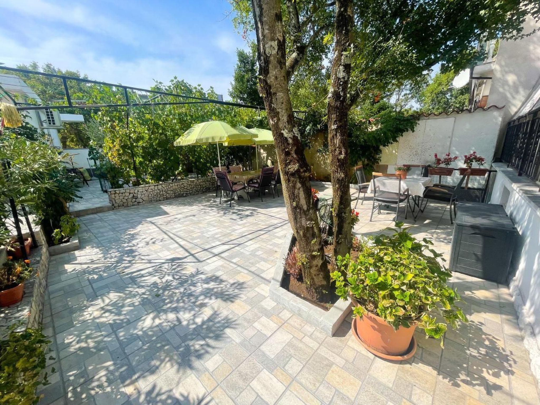Schöne Ferienwohnung in Jadranovo mit Grill, Terrasse und Garten