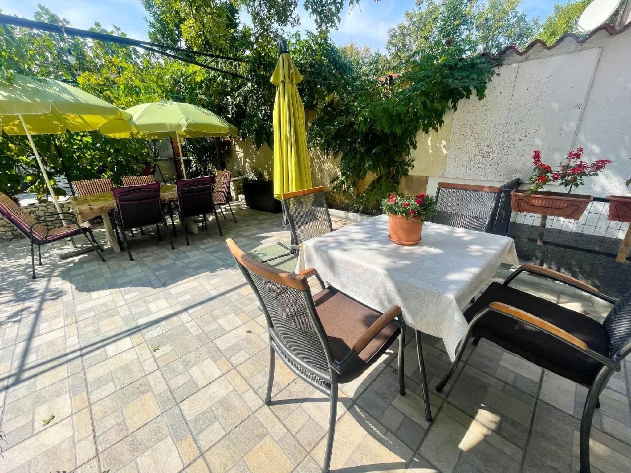Schöne Ferienwohnung in Jadranovo mit Grill, Terrasse und Garten
