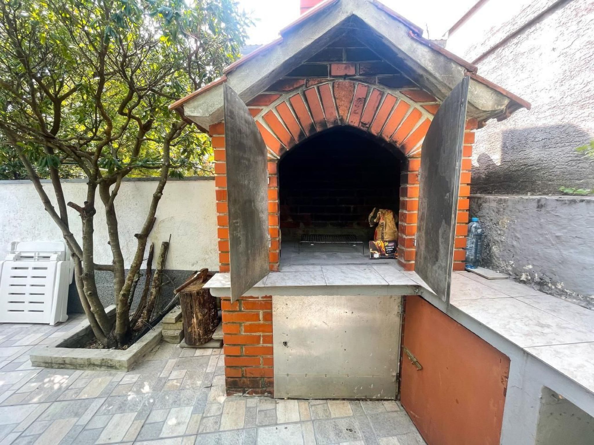 Schöne Ferienwohnung in Jadranovo mit Grill, Terrasse und Garten