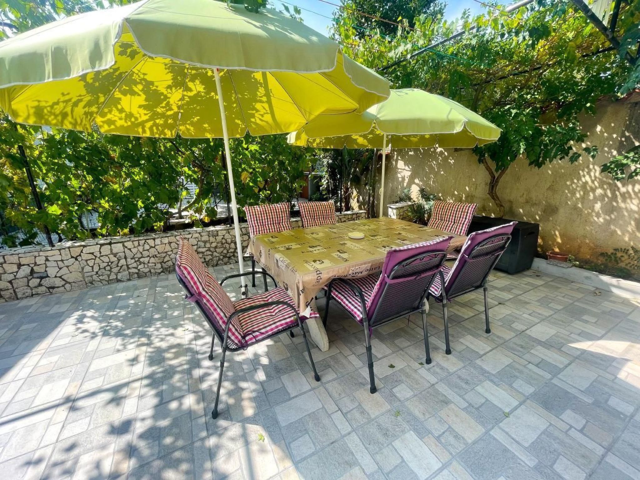 Schöne Ferienwohnung in Jadranovo mit Grill, Terrasse und Garten-Outside