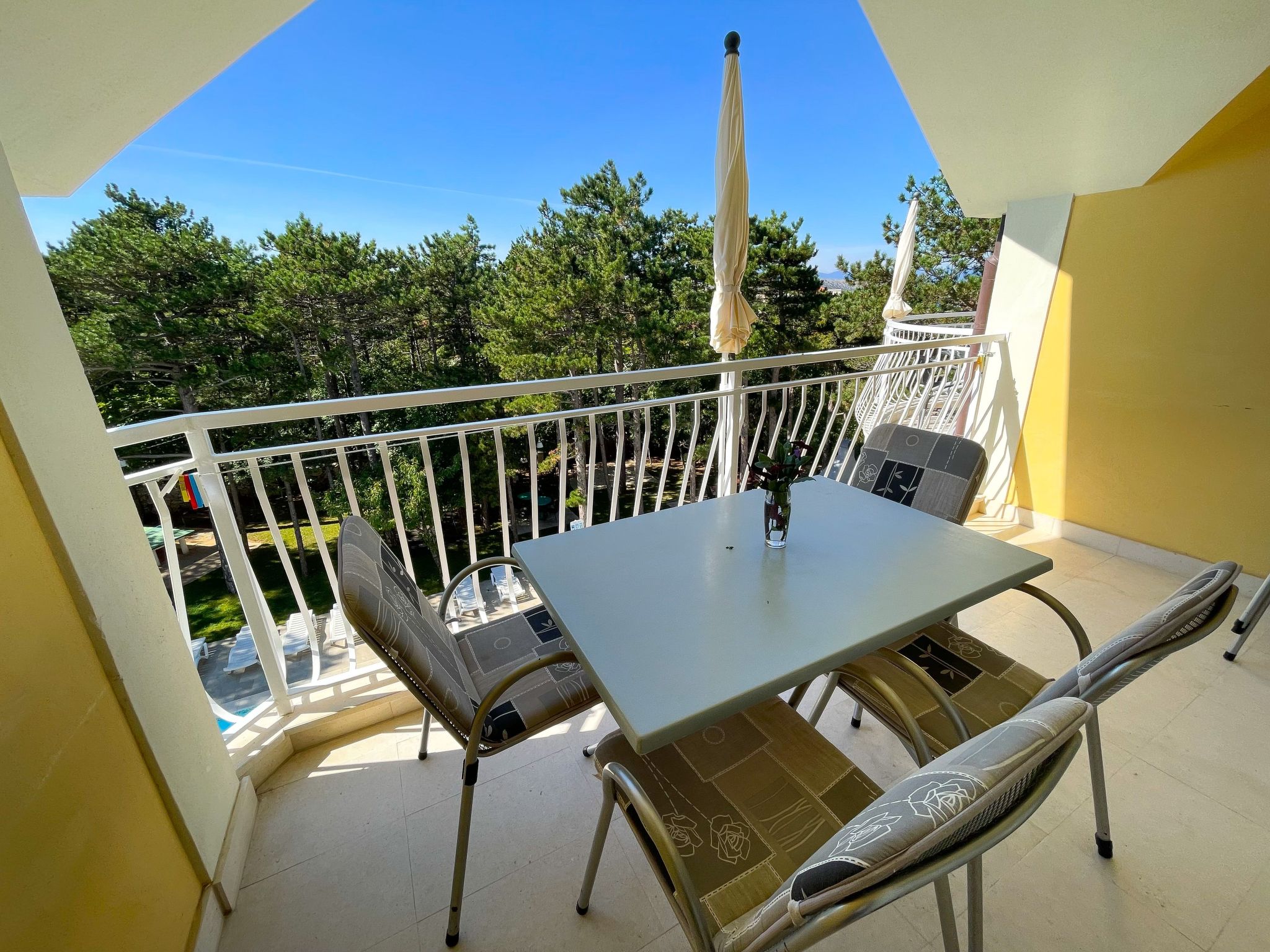 Photo of Wohnung in Jadranovo mit gemeinschaftlichem Pool, Terrasse und Grill