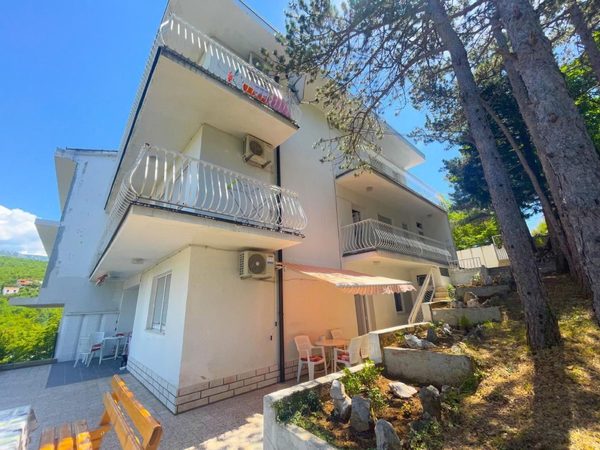 Appartement in Jadranovo mit Garten, Terrasse und Grill