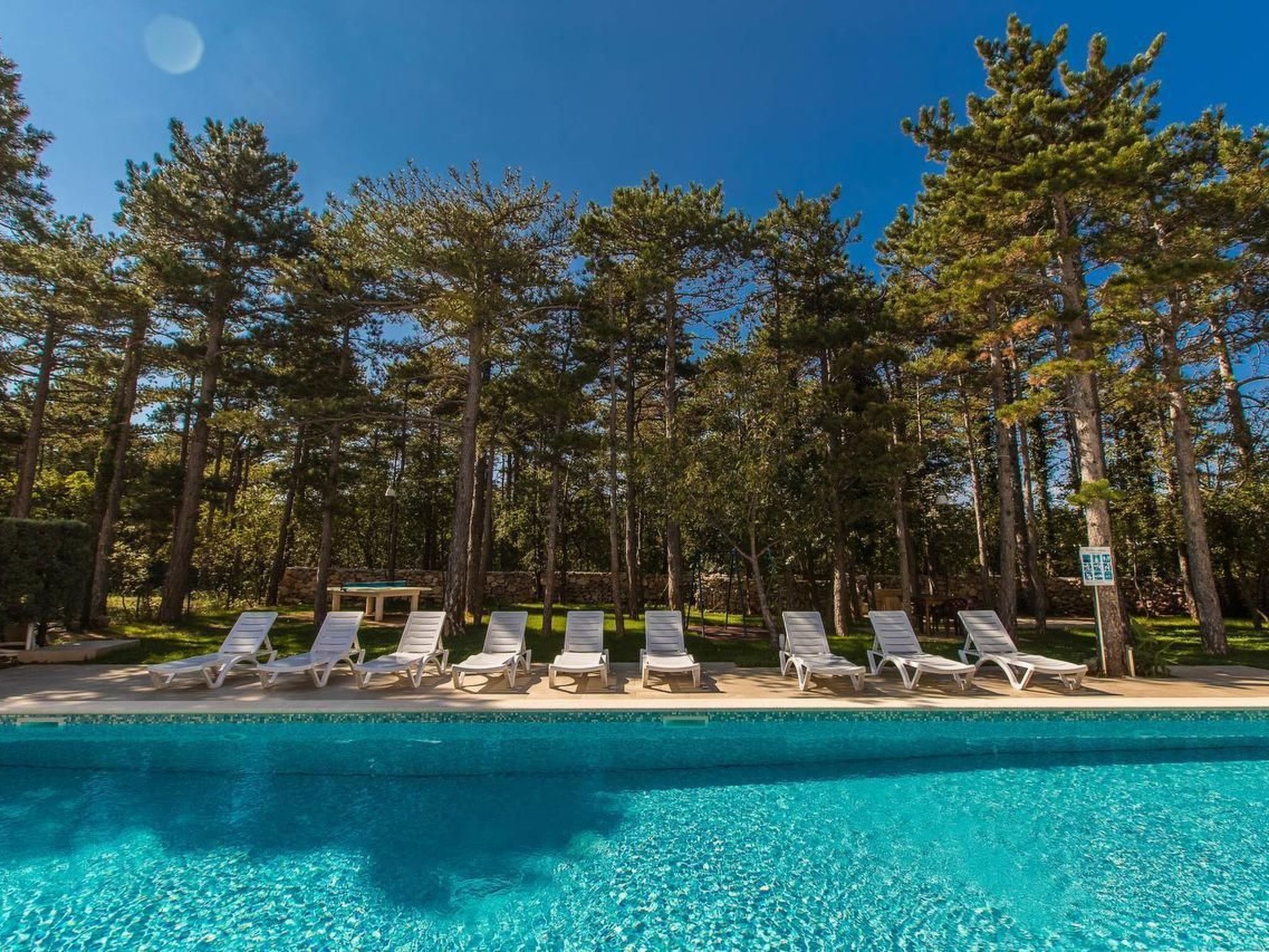 Photo of in Jadranovo mit Terrasse, gemeinschaftlichem Pool und Garten