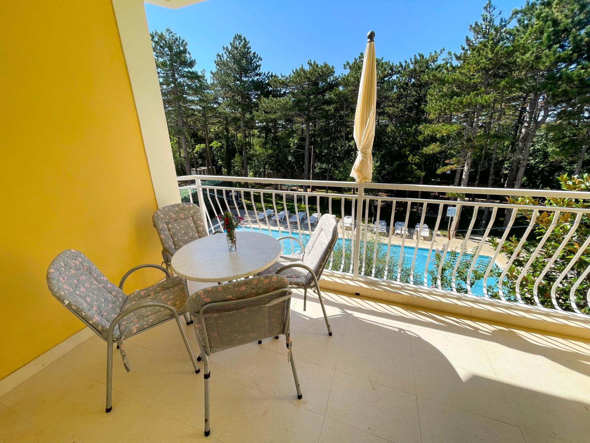 Photo of in Jadranovo mit Terrasse, gemeinschaftlichem Pool und Garten