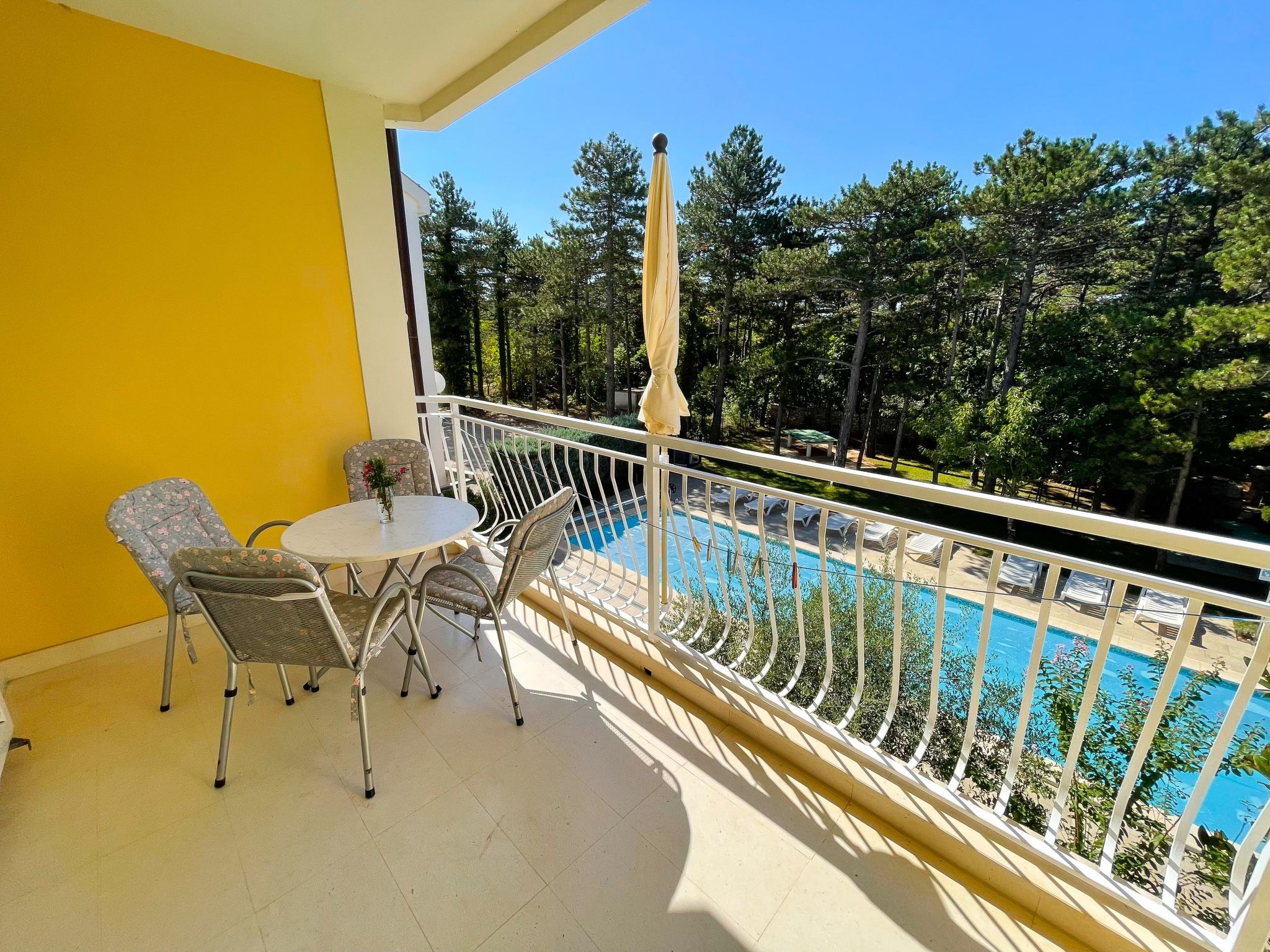 Photo of in Jadranovo mit Terrasse, gemeinschaftlichem Pool und Garten