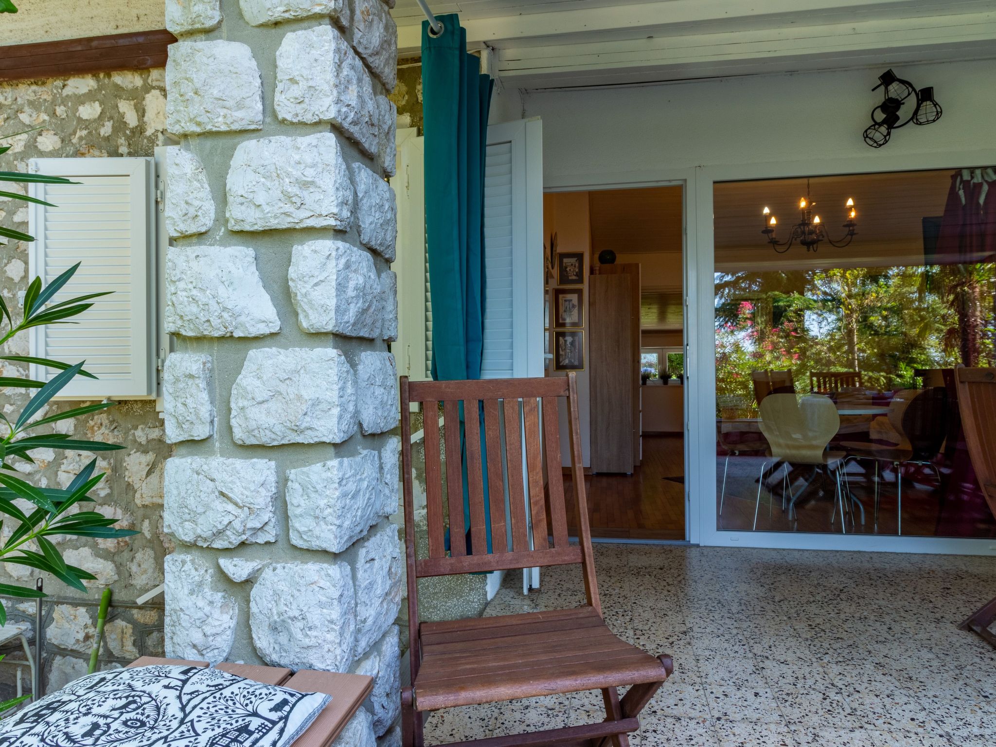 In Jadranovo mit Terrasse und Grill-Draußen